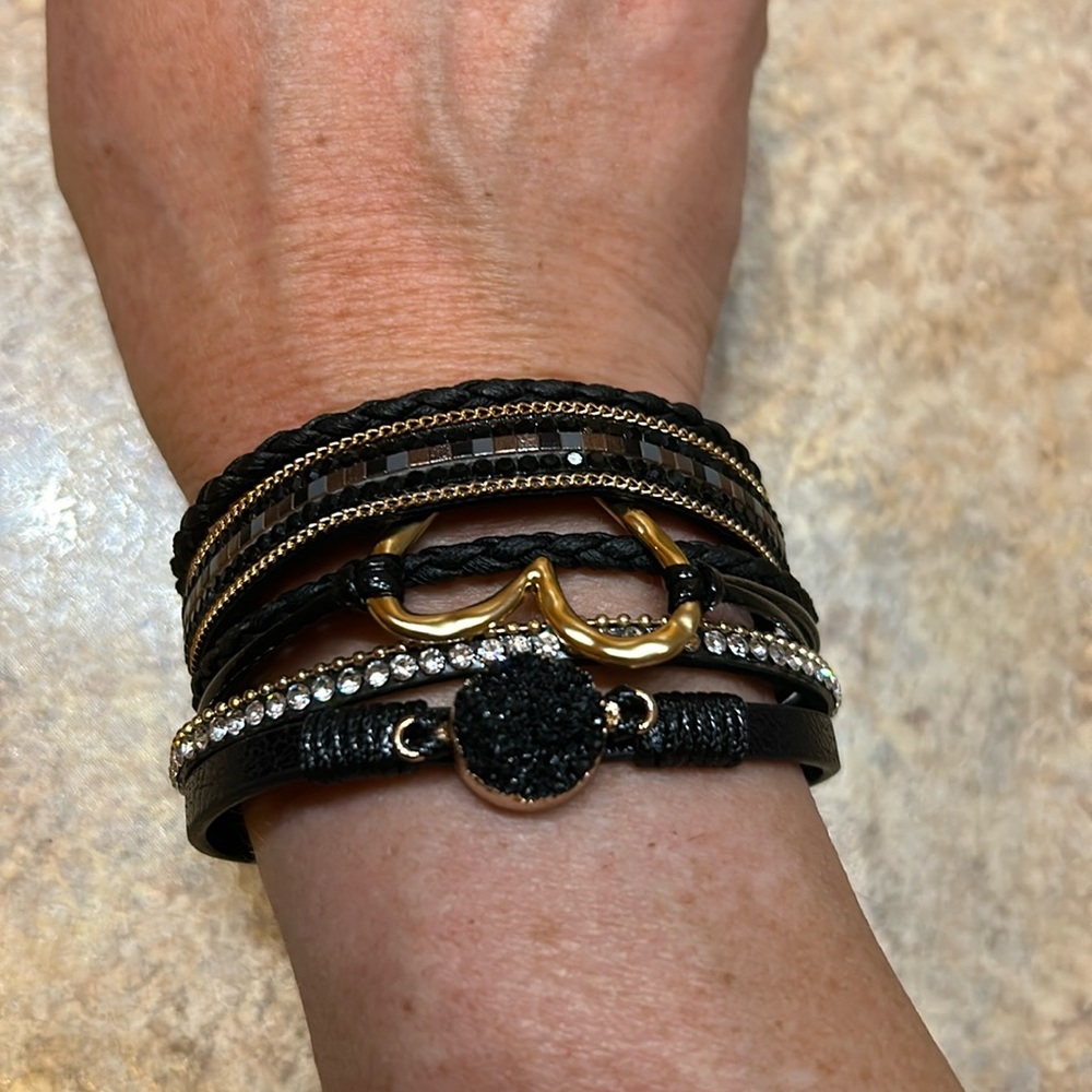 Super cute bracelet with heart and rhinestones-Never Worn - Picture 1 of 3